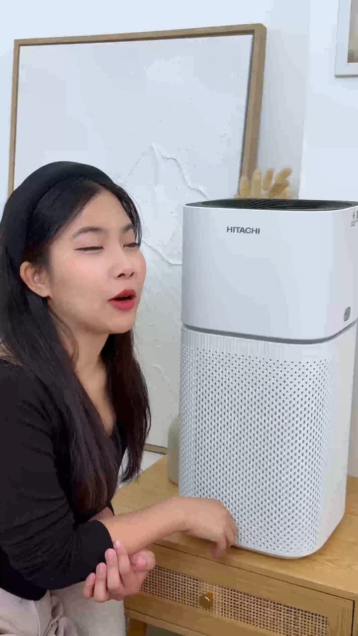 Hitachi review video: a creator tests an air purifier at home