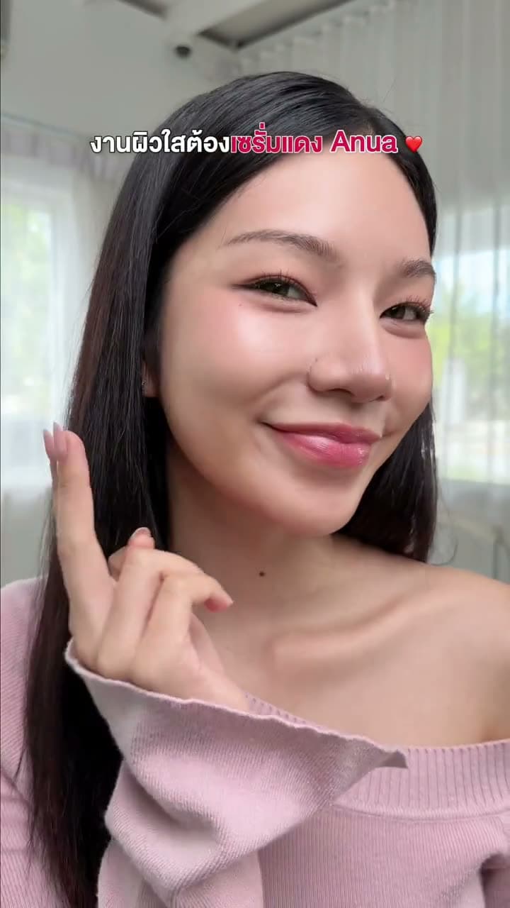 Anua skincare video: a model applies the serum with its dropper