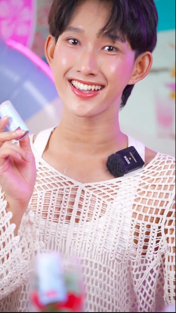 MizuMi 12.12 live: a host presents the brand's sunscreen