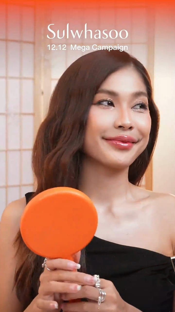 Sulwhasoo 12.12 live: a host presents a cushion compact